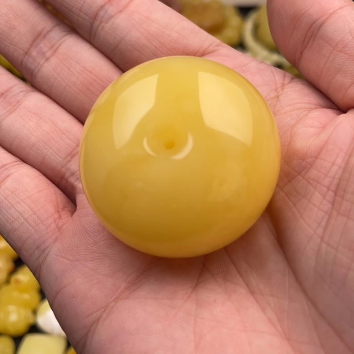 琥珀未镶嵌颈饰如图
