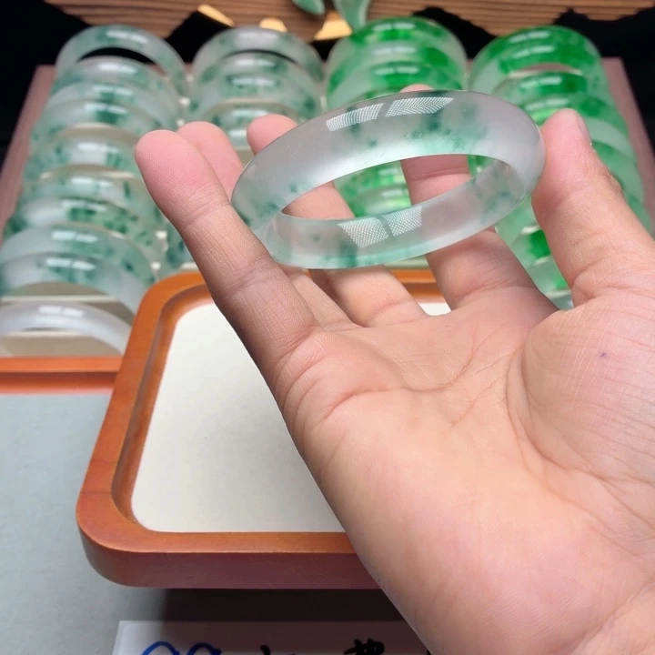 T***.石英质玉未镶嵌手镯