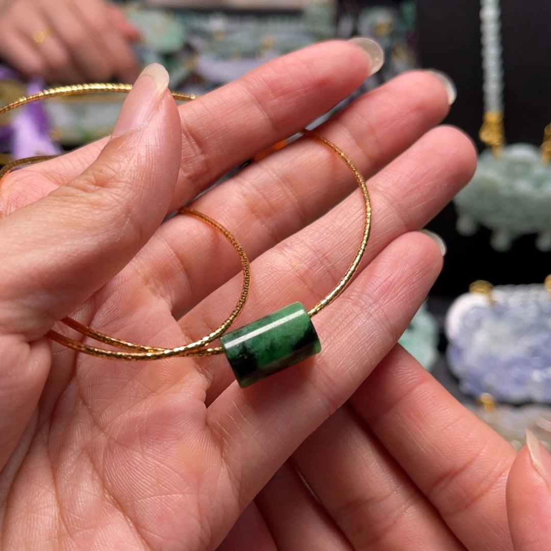翡翠未镶嵌颈饰vvvvvvvvvvvvbbhbb