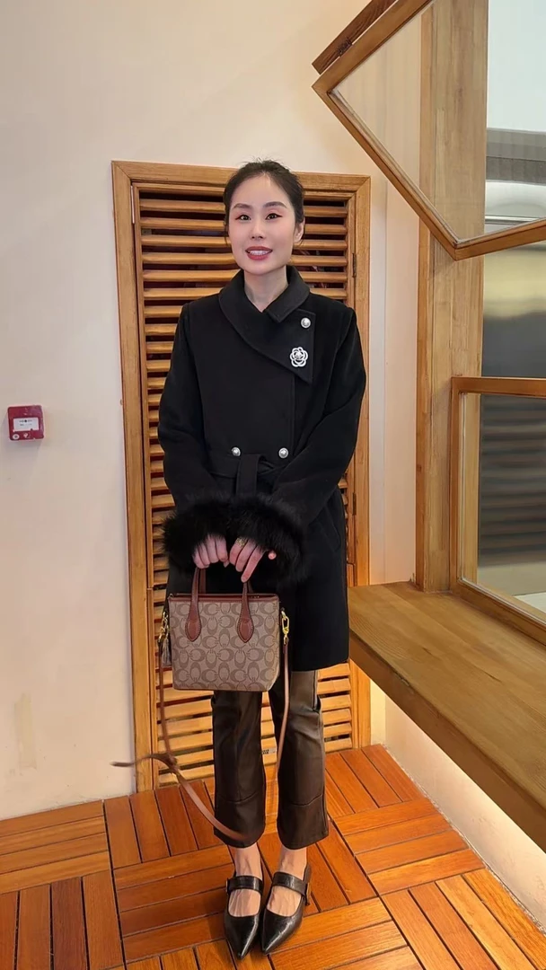 霍梦雪  珍珠扣羽绒大衣 A黑色 98111