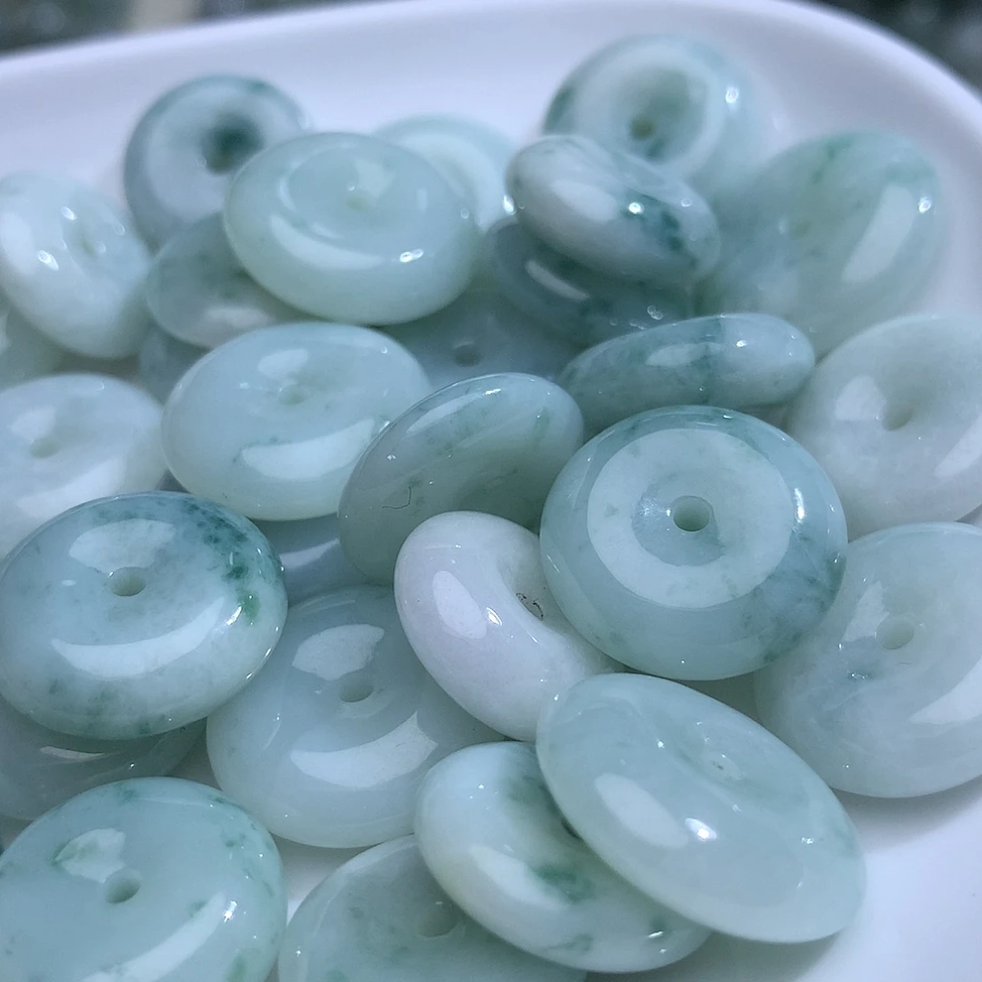 翡翠未镶嵌颈饰发其中一个