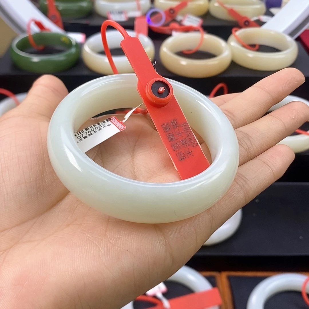 棒***福和田玉未镶嵌手镯56.8