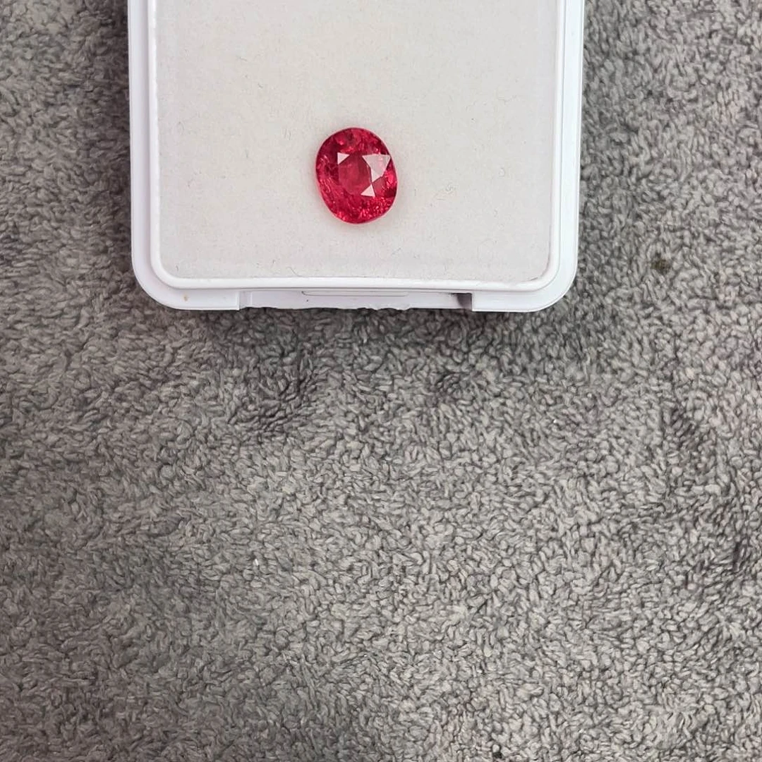 尖晶石裸石未镶嵌2Ct。    