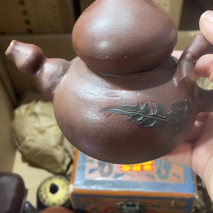 紫砂茶壶圆矿泥料，手工制作的一把紫砂壶。