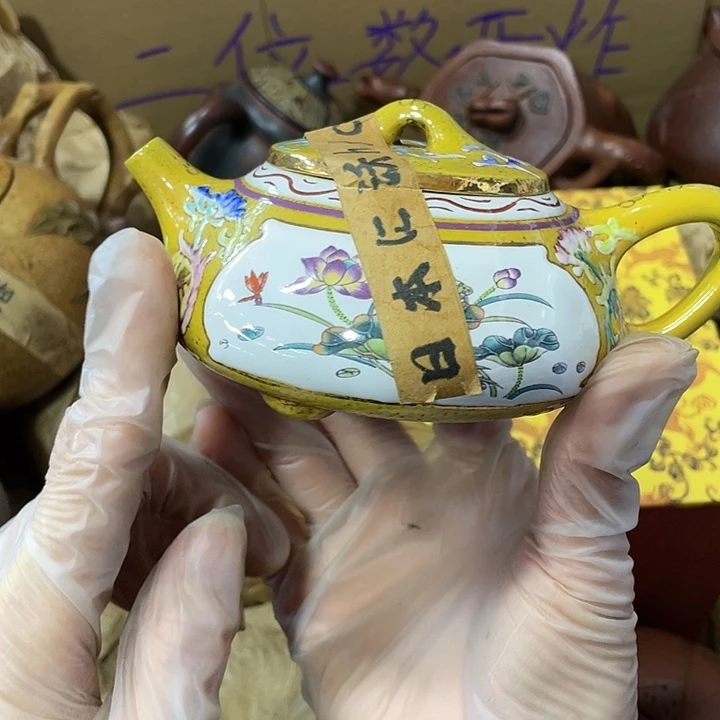 茶壶紫砂原矿泥料，手工制作的一把紫砂壶。