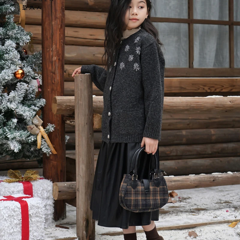 草 2024【X】12月11日 儿童潮酷时尚黑色毛衣6067-