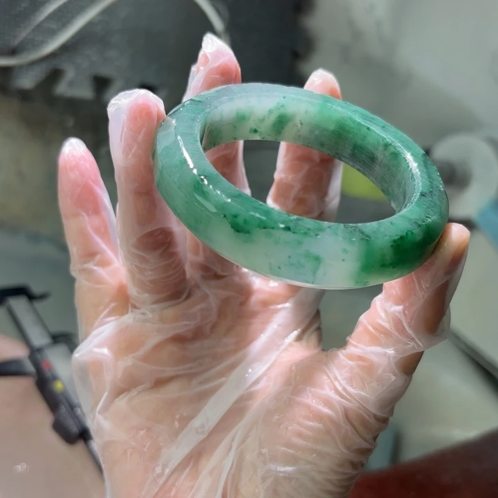 哎***嘘石英质玉（非洲翠）手镯未镶嵌定制