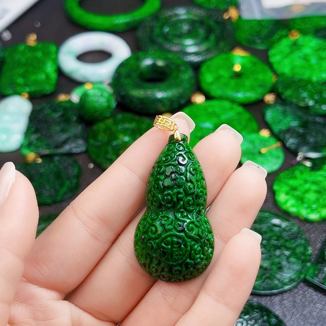 颈饰18K金镶嵌翡翠多样性