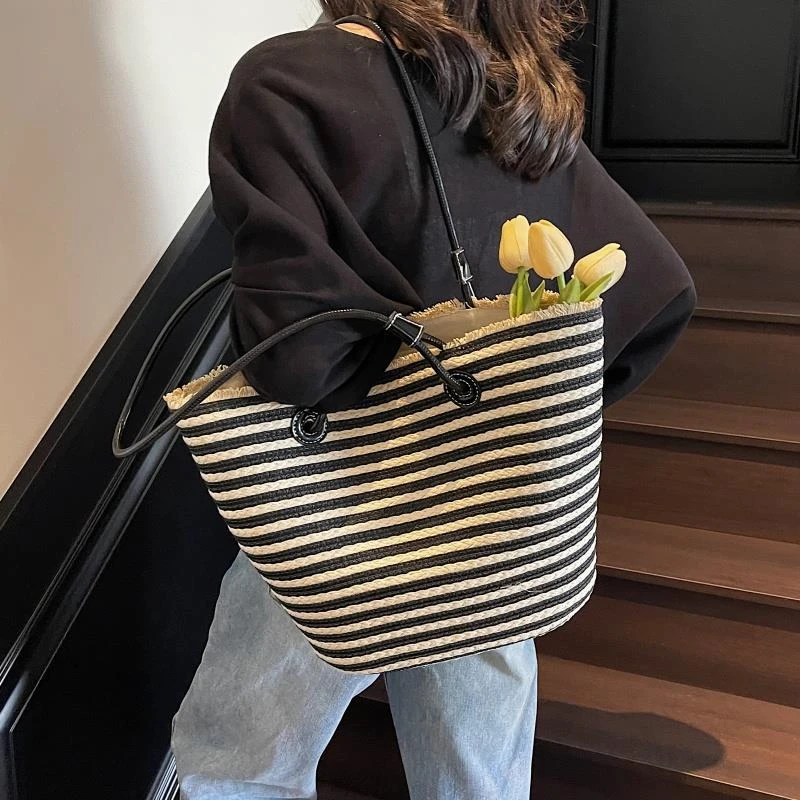 夏季草编包包女2025新款海边度假编织菜篮子大容量通勤托特水桶包