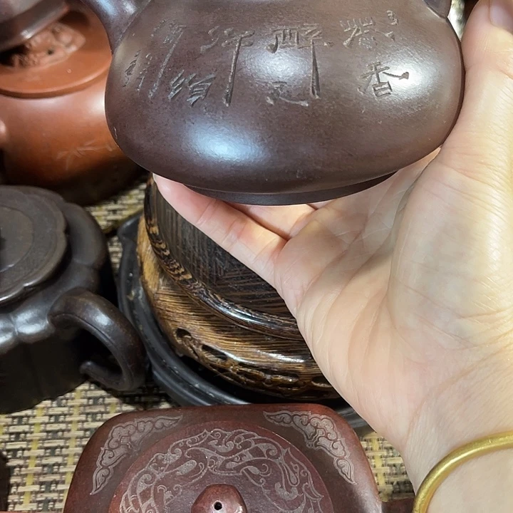 茶壶紫砂原矿泥料手工制作的一把紫砂壶。