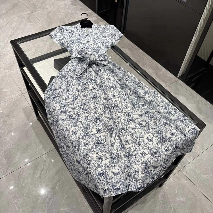 25年春装新款女装 时尚小立领珍珠扣蝴蝶印花腰带连衣裙-25Y1109