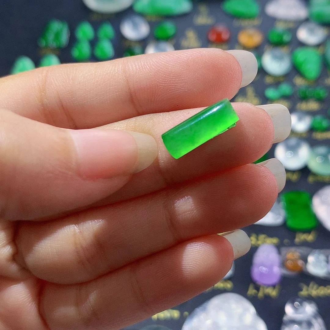 【闪购商品】翡翠颈饰未镶嵌绿马鞍