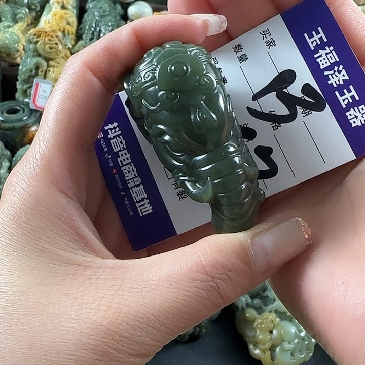 改***生透闪石质玉未镶嵌把件