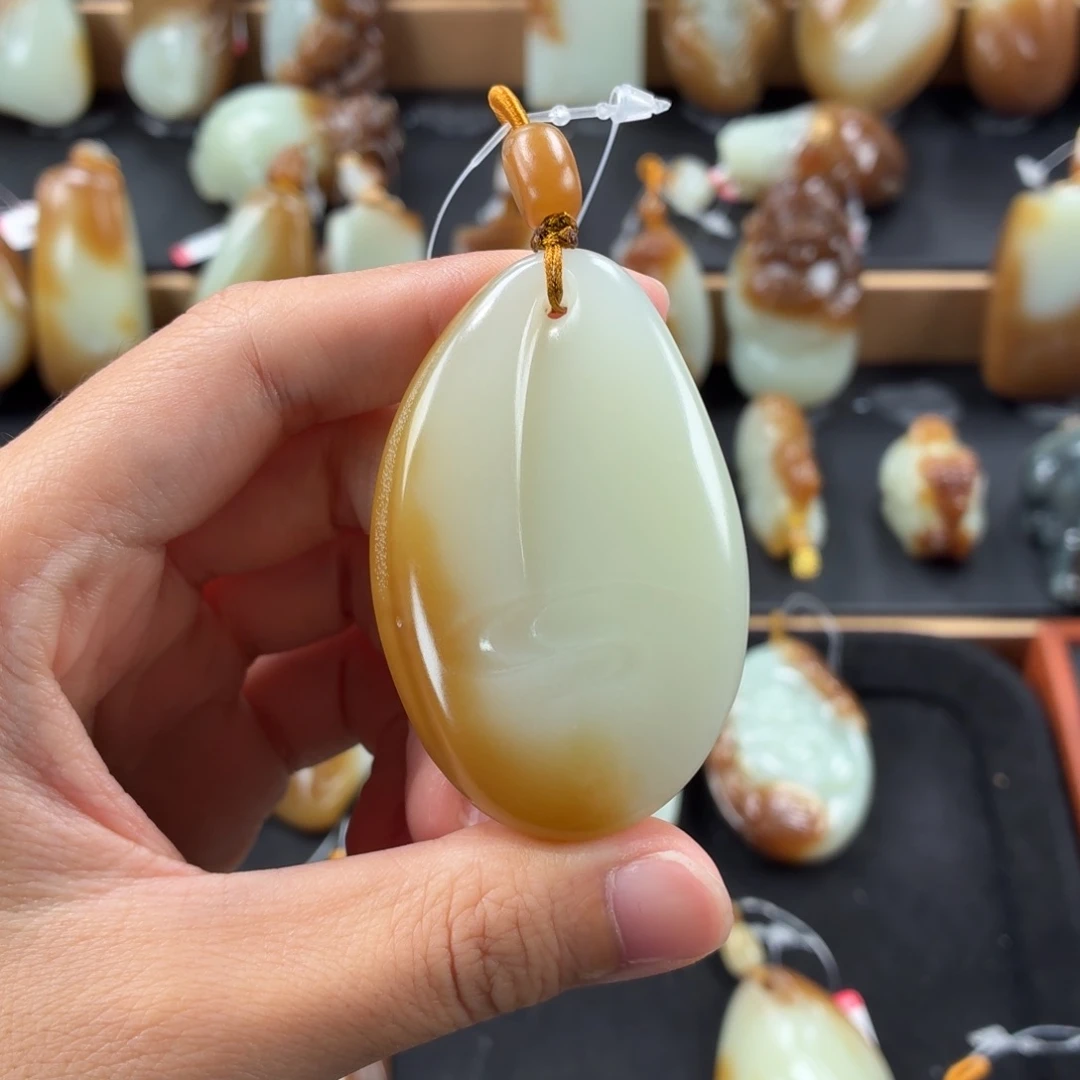 来***看颈饰未镶嵌和田玉