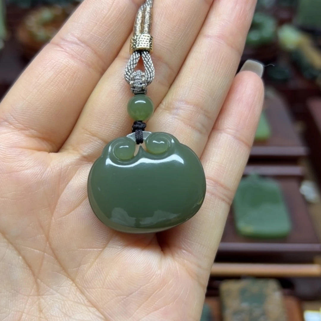 【闪购商品】岫岩老玉（透闪石质玉）未镶嵌颈饰如意锁