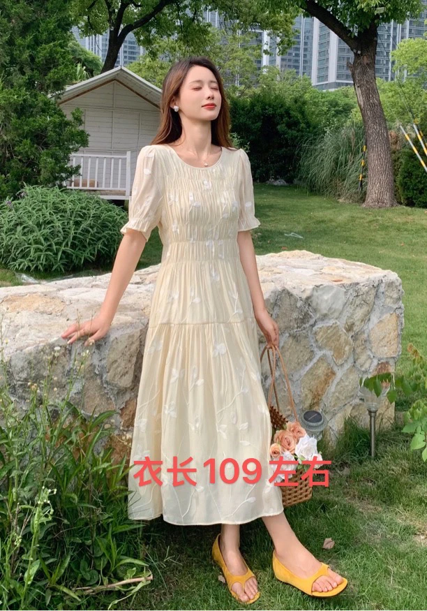 圣雅姿 8101 夏季新款百搭法式刺绣褶皱显瘦中长款连衣裙女松紧腰