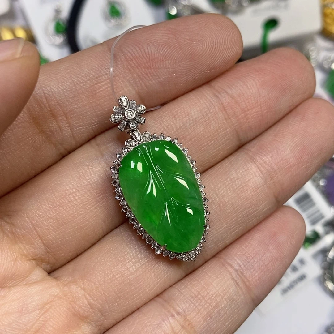 【闪购商品】颈饰18K金镶嵌翡翠于*鱼吊坠