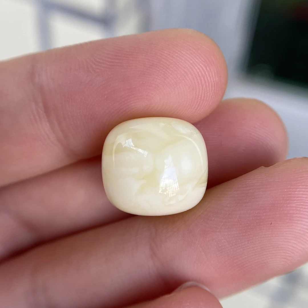 蜜蜡奶白花蜡老型配饰13.7×12.6mm，满花无优化杂裂，花纹品质好