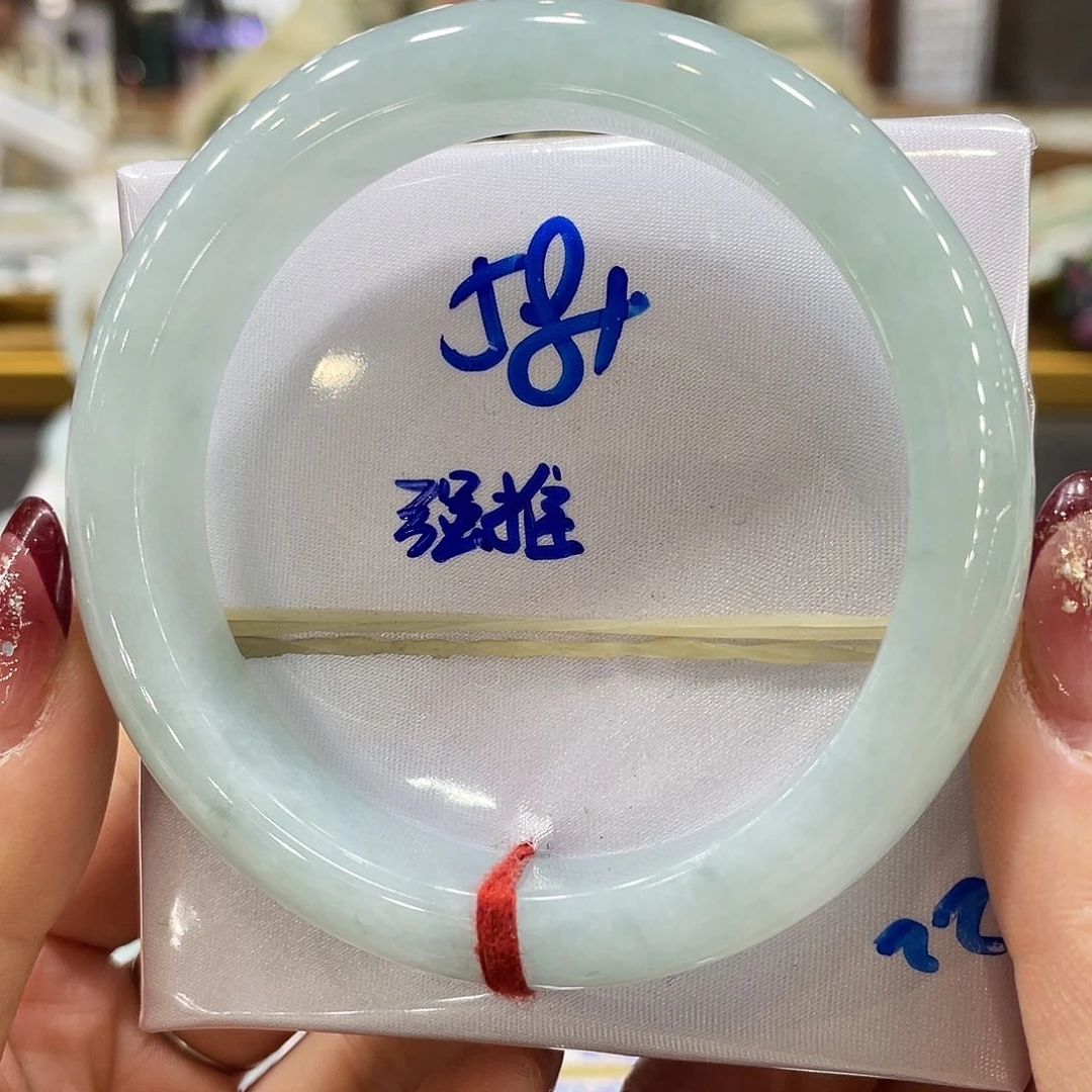 翡翠手镯未镶嵌翡翠手镯