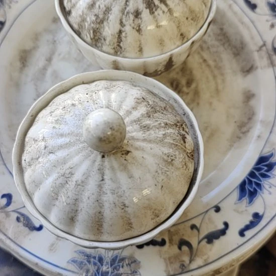 瓷发两个浮雕炖盅口径9.5