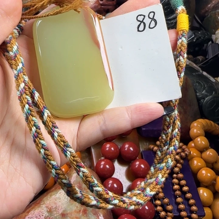 未镶嵌透闪石质玉珠宝奇石