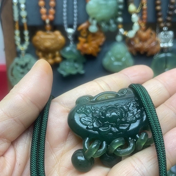 未镶嵌蛇纹石玉颈饰燕***飞