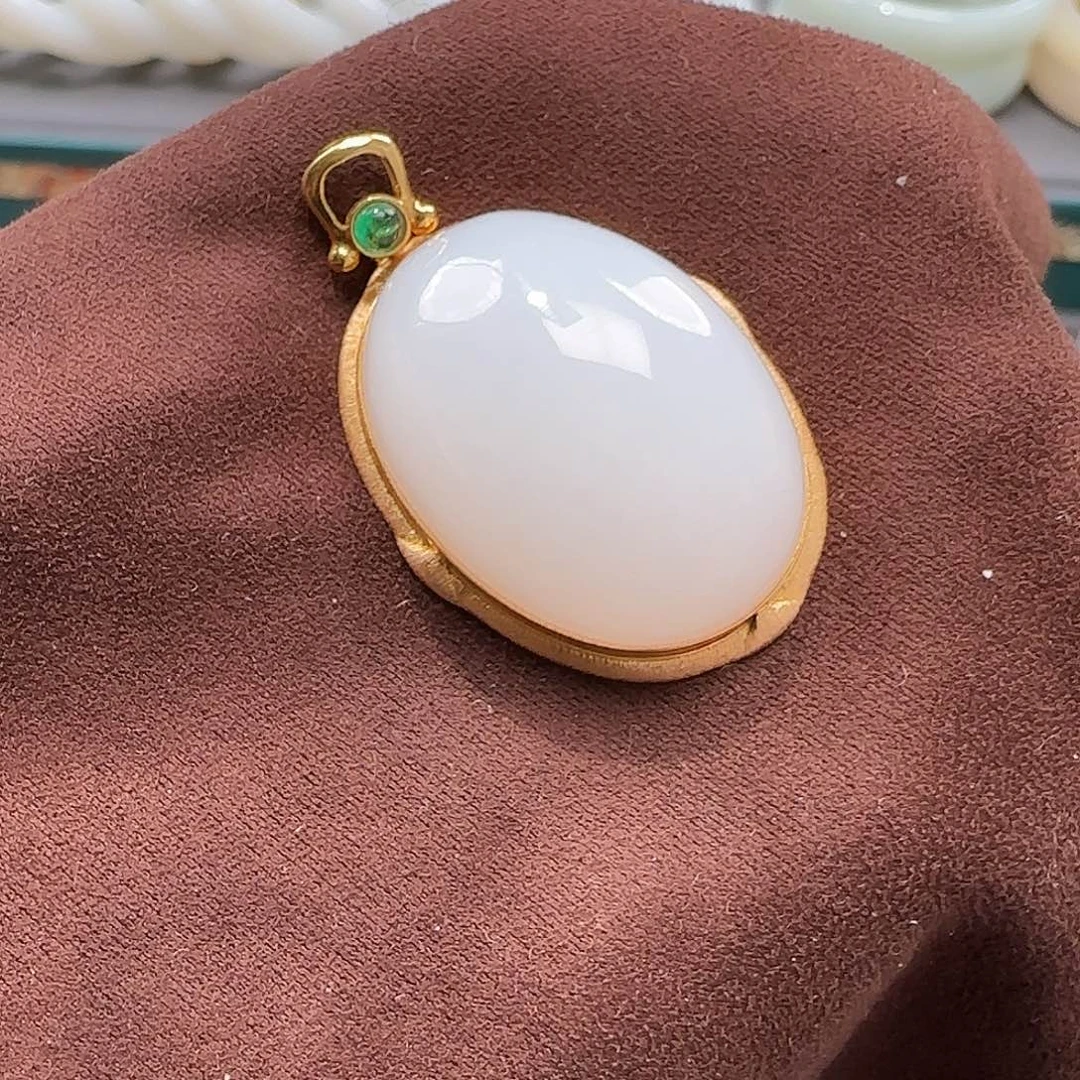 和田玉18K金镶嵌颈饰