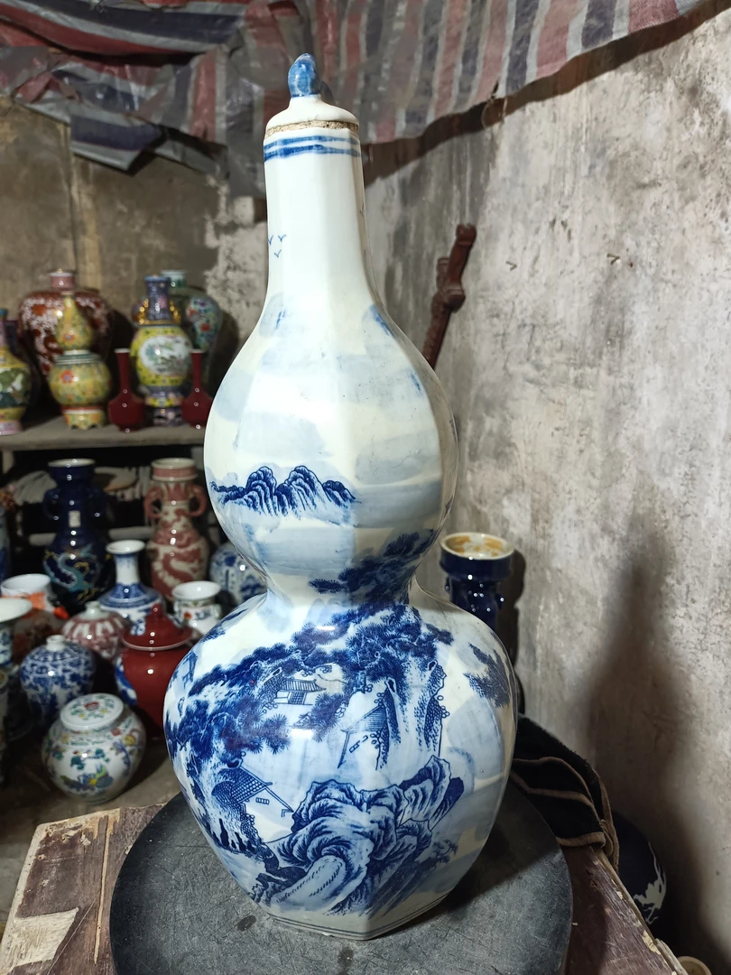 一个清花釉下彩的瓶