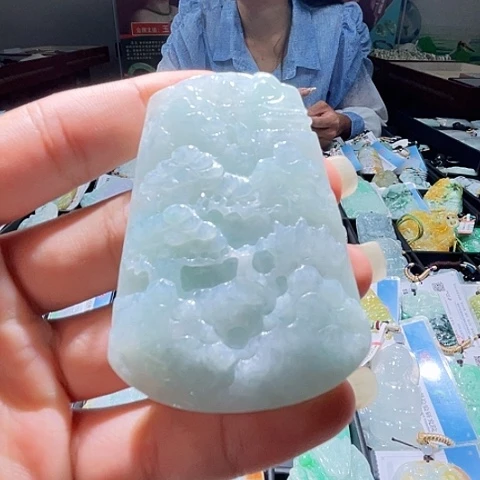 翡翠未镶嵌颈饰一个