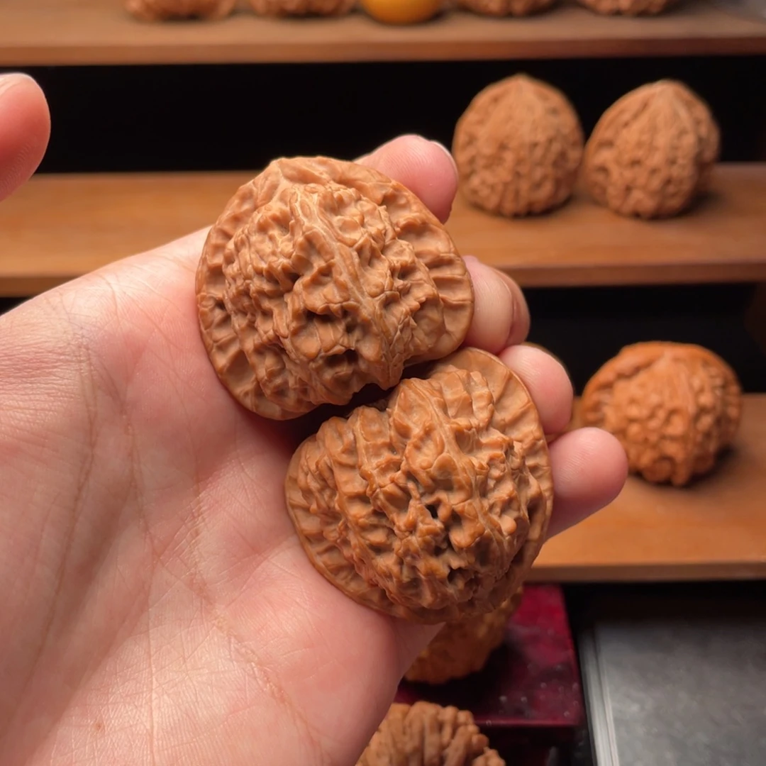 文玩核桃把件42山地原装红皮毕业三角白46克