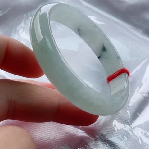 未镶嵌手镯翡翠57贵椭圆有一处石筋48小时鉴赏淡底色