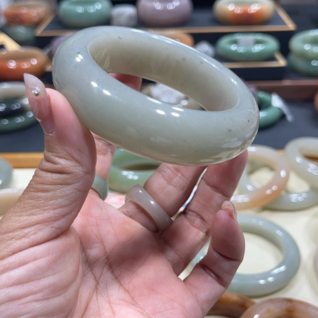 未镶嵌手镯石英岩玉