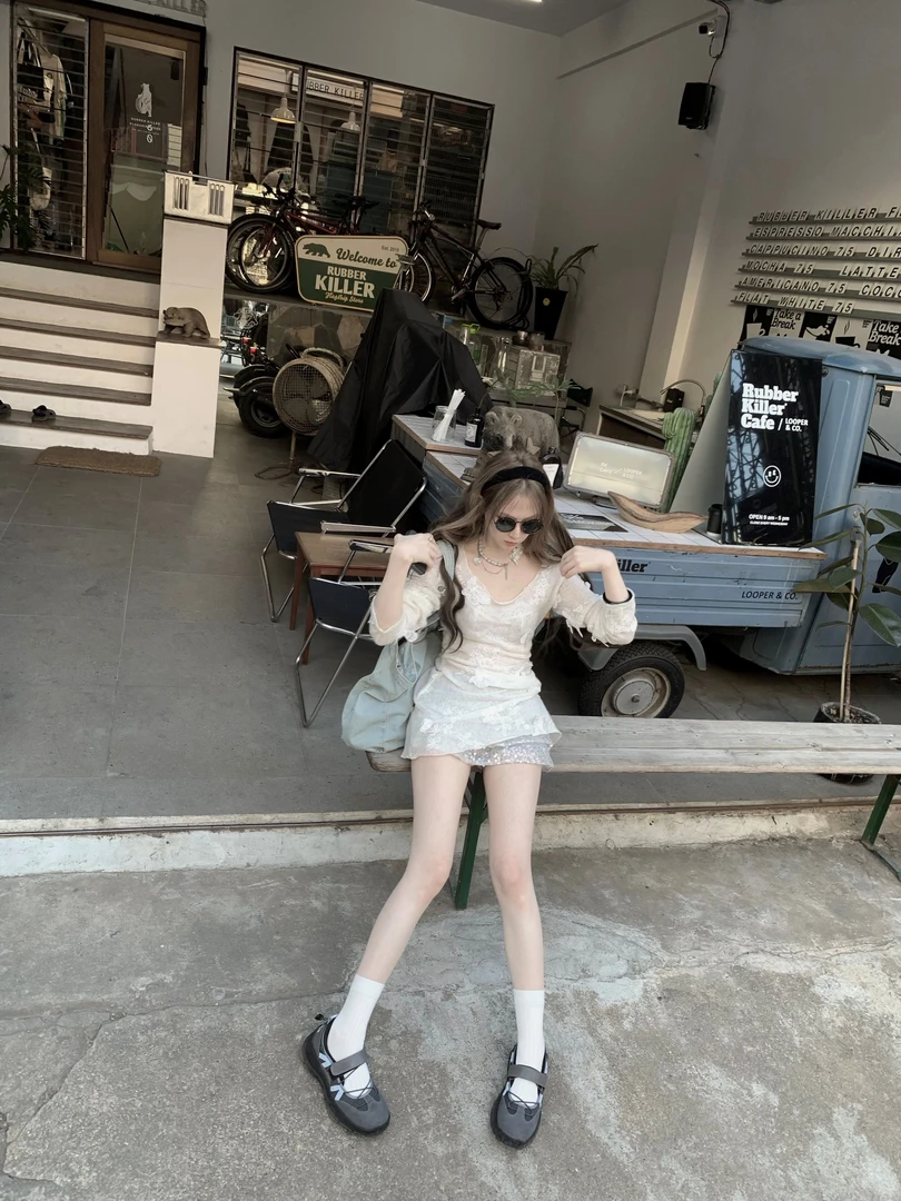 ishui-白月光-白色修身蝴蝶镂空纯欲针织上衣亮闪闪半身裙套装