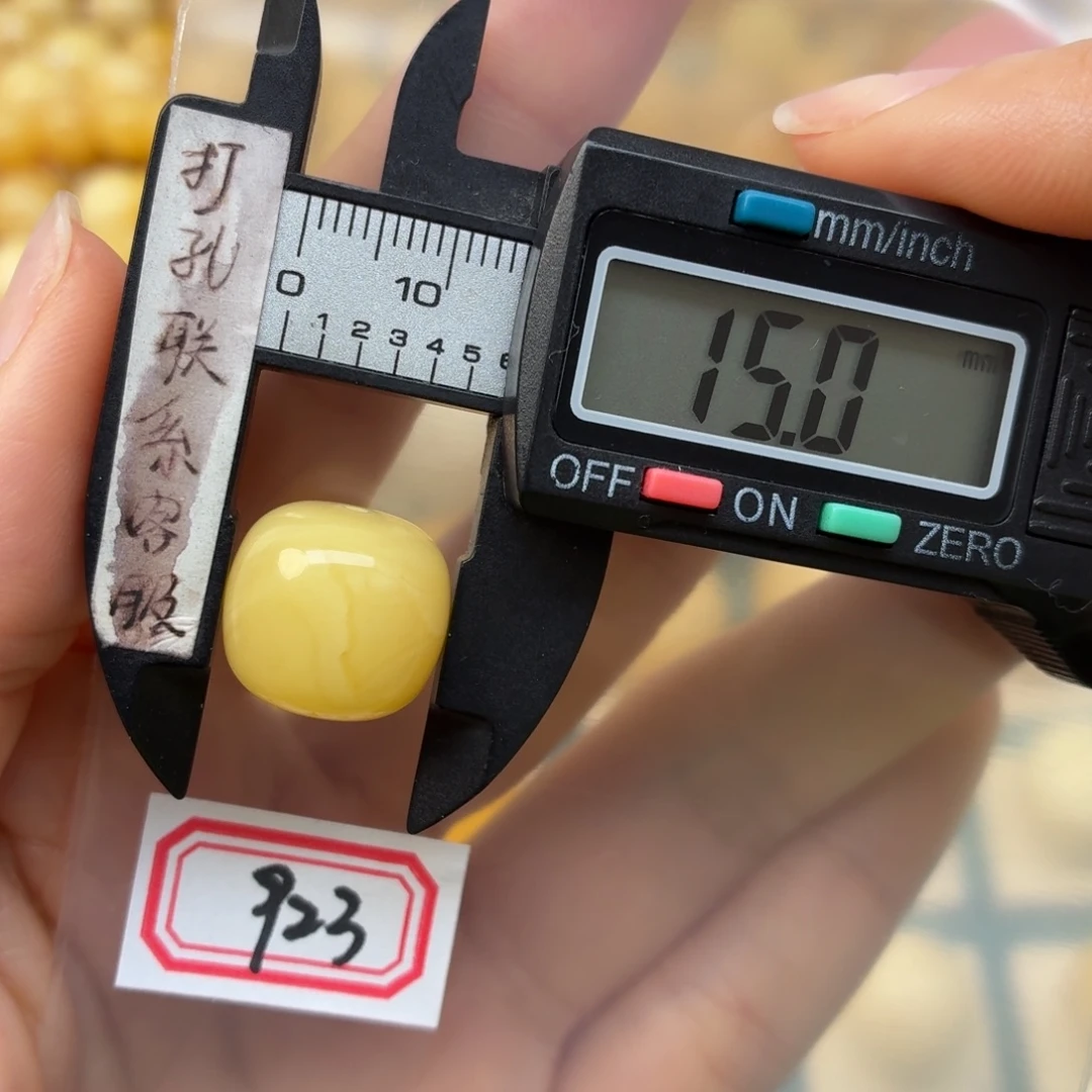 裴***基蜜蜡未镶嵌裸石蜜蜡