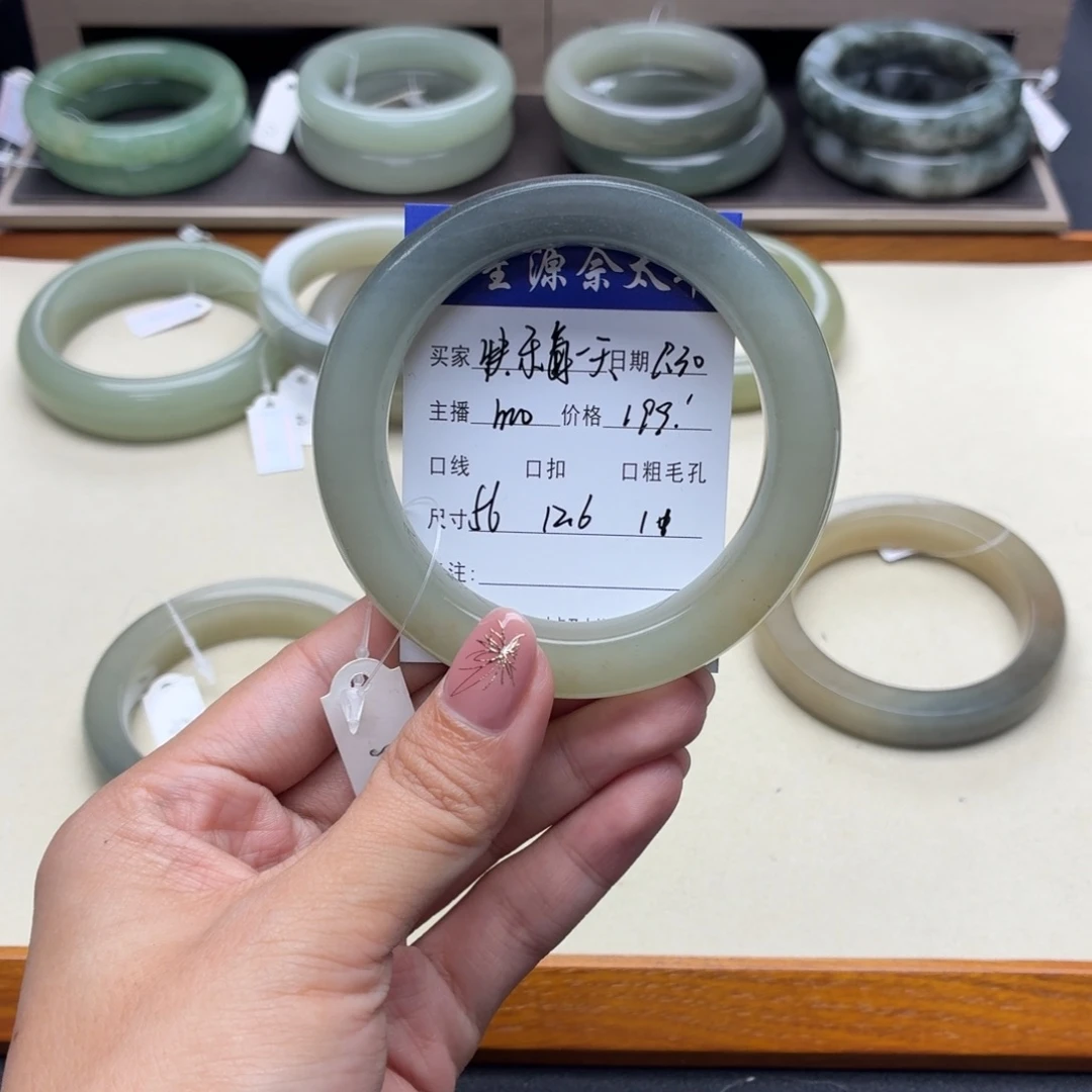 快***ง石英质玉未镶嵌手镯