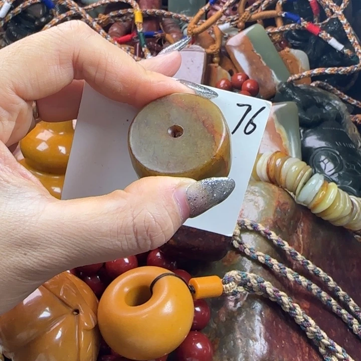 未镶嵌透闪石质玉珠宝奇石