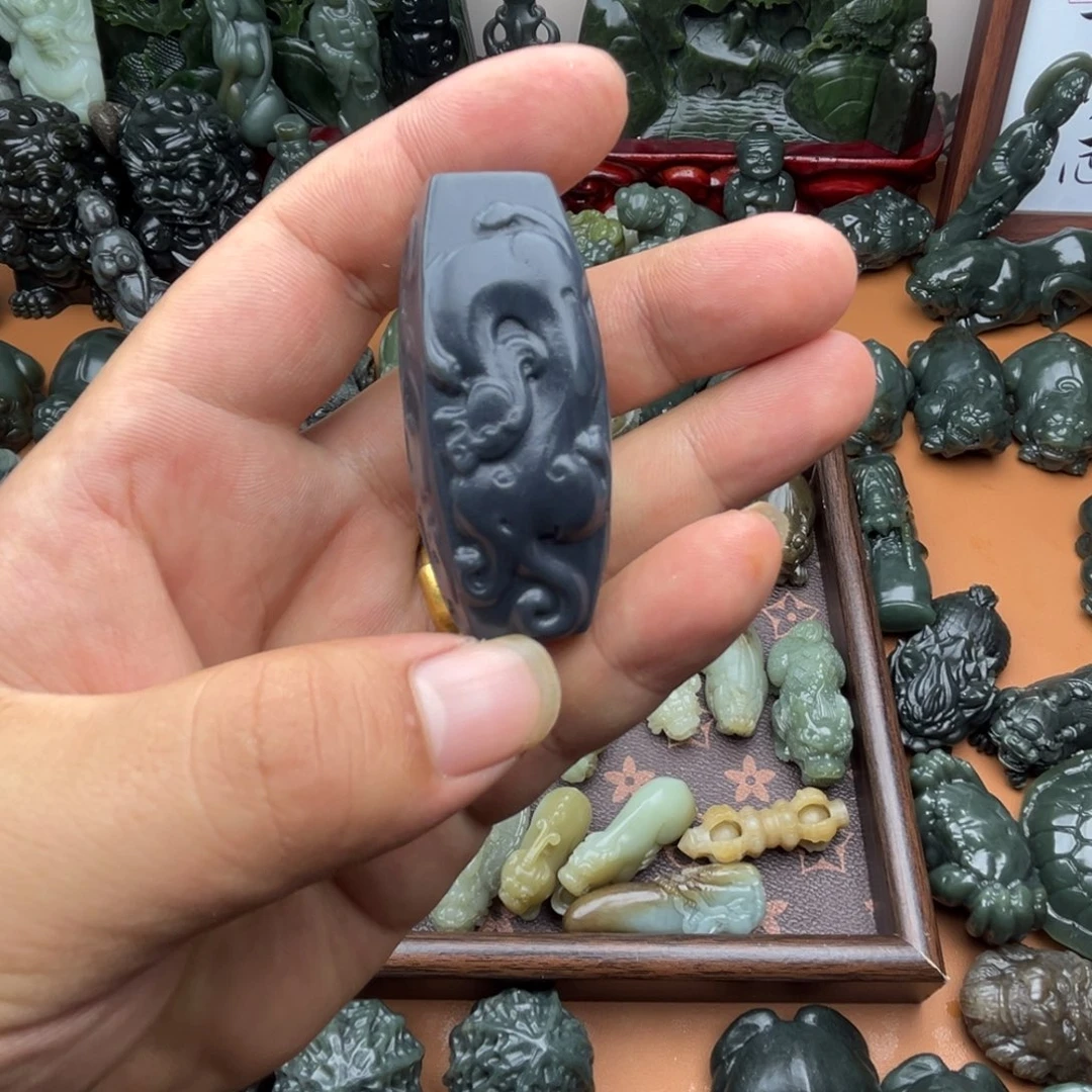 和田玉未镶嵌把件