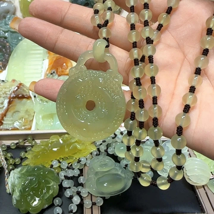 未镶嵌蛇纹石玉吊坠