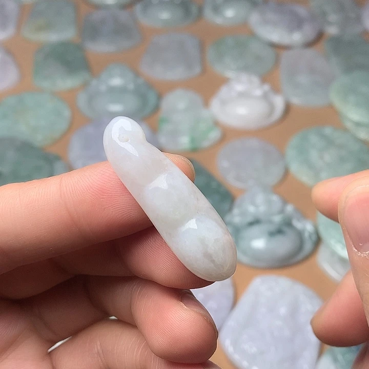 翡翠未镶嵌颈饰豆子