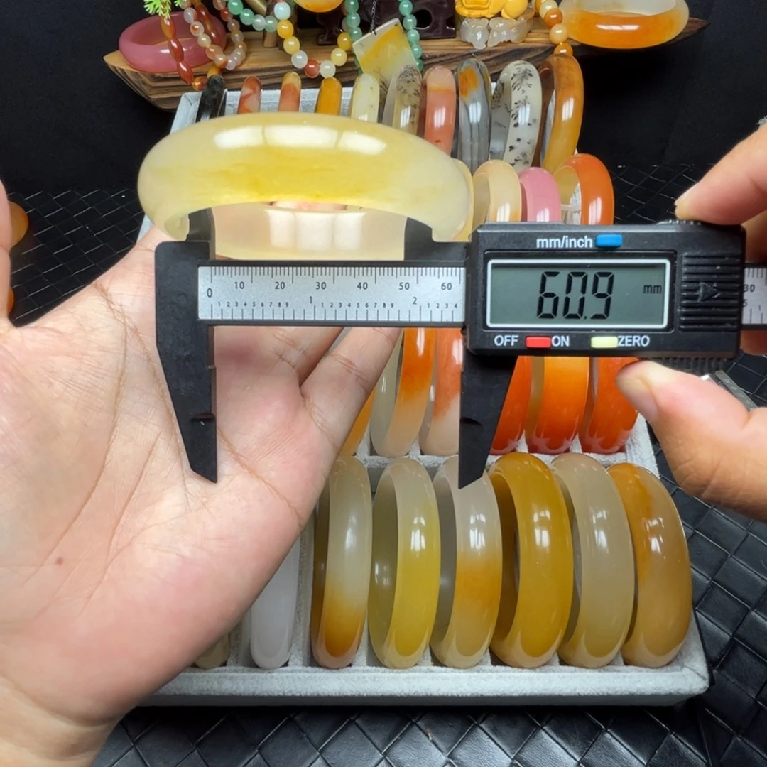 未镶嵌石英质玉（黄龙玉）手镯