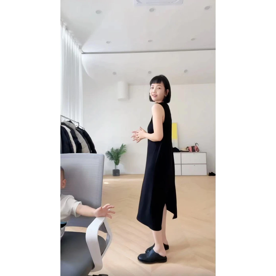 早秋款~气质百搭黑色休闲无袖打底开叉连衣裙 23-352