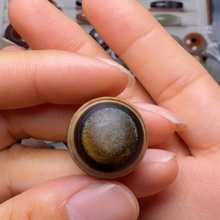 诉***玛瑙/玉髓颈饰未镶嵌