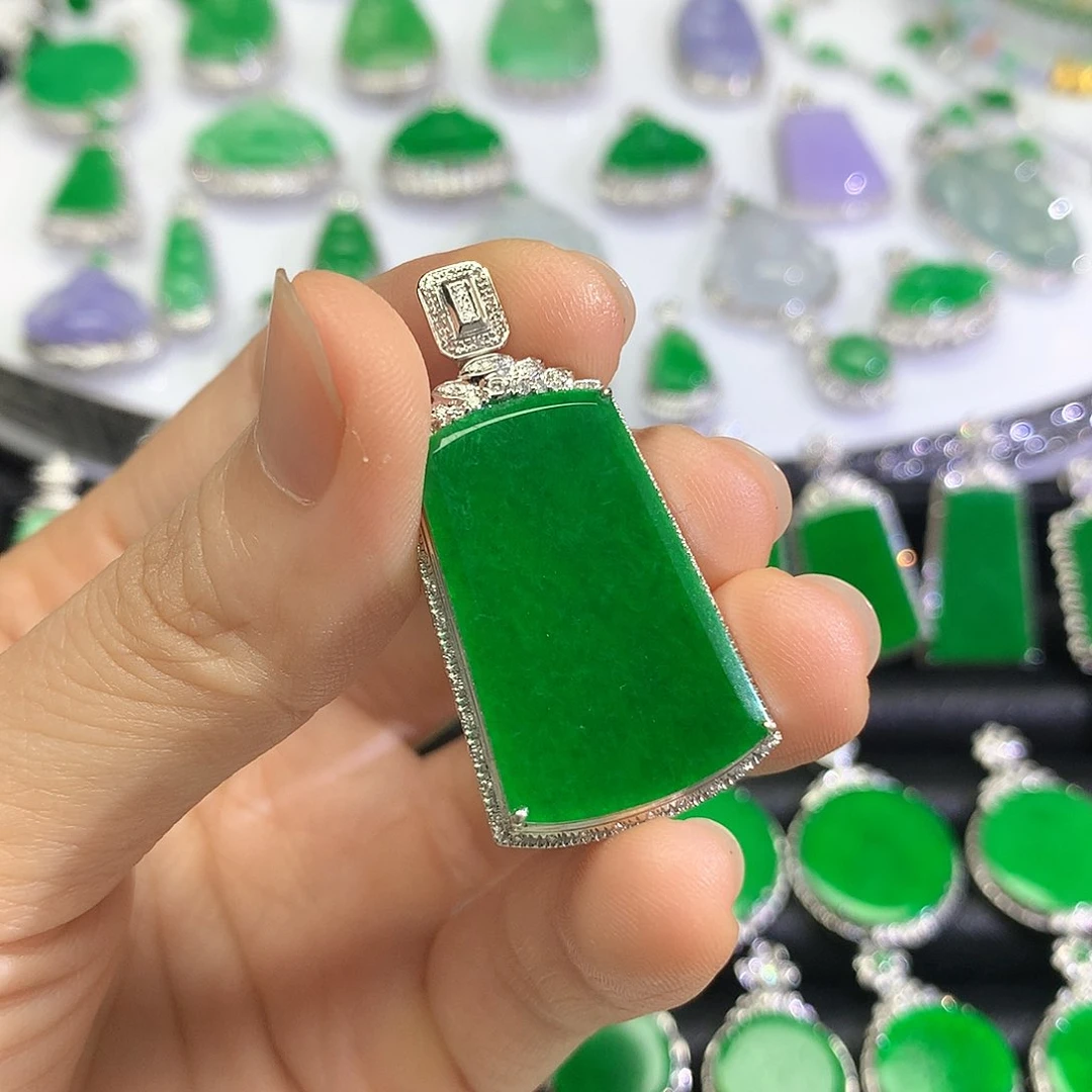 颈饰18K金镶嵌翡翠?****•吊坠