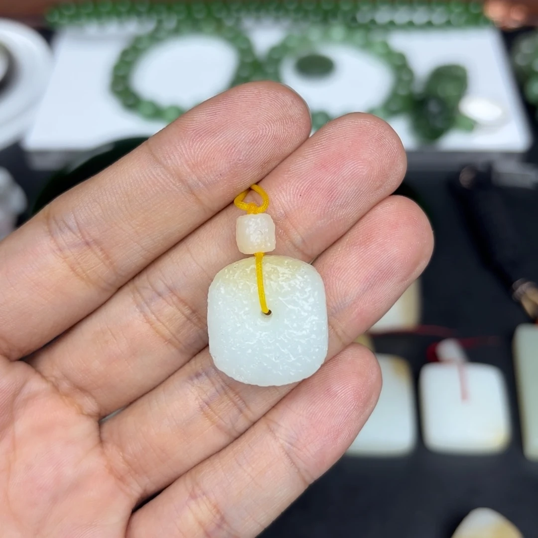 和田玉未镶嵌手链吊坠