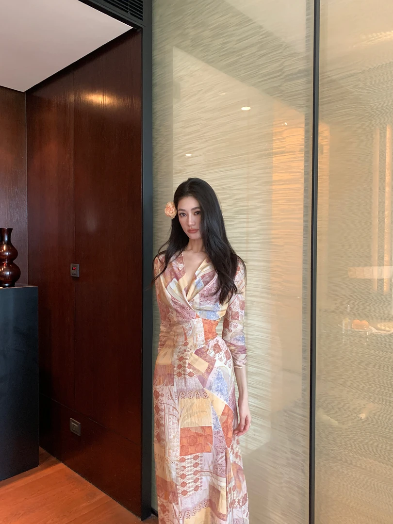 金南一  【花间集】高个子V领黄色印花不规则裙摆连衣长裙