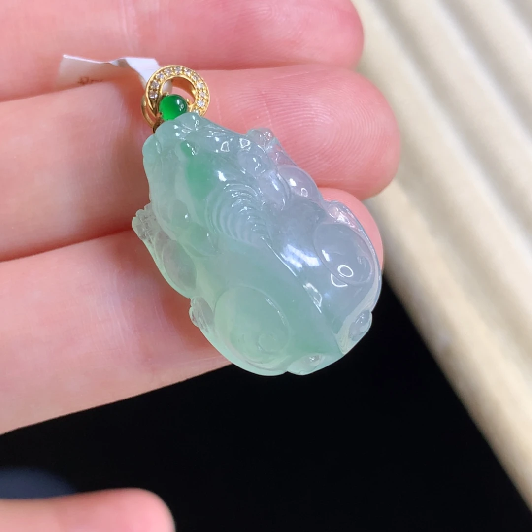 稳***妈颈饰18K金镶嵌翡翠