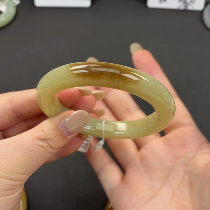 未镶嵌手镯和田玉暖*?