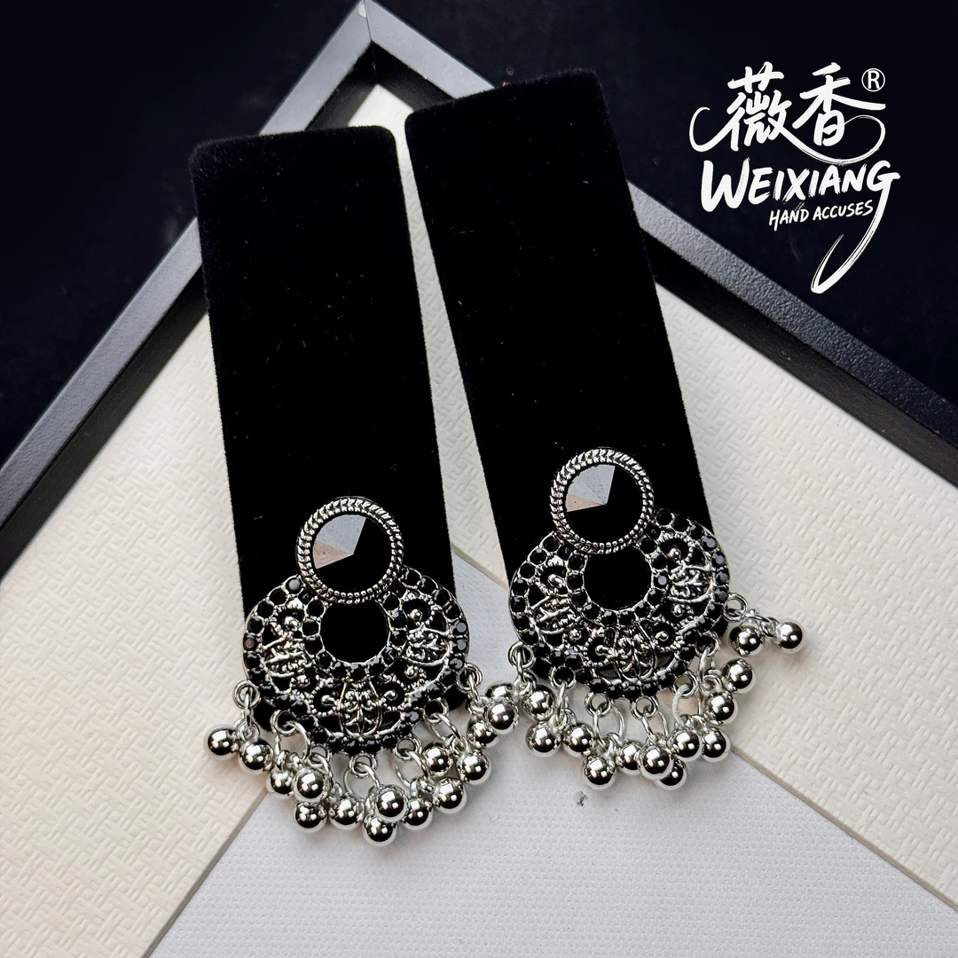 weixiang/薇香233黑色冬季新品高奢高级感原创流苏重工掰掰夹