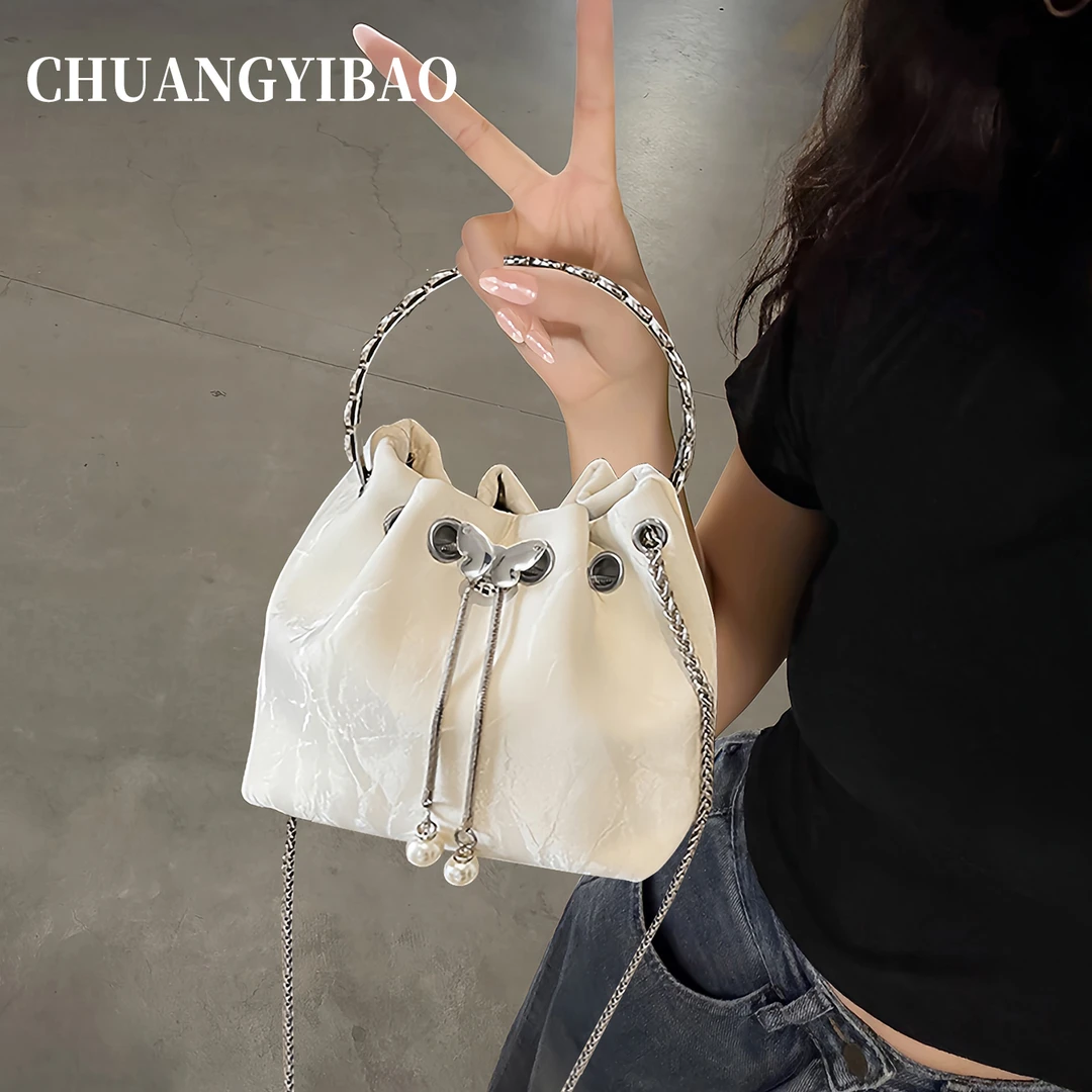 秋冬手提水桶包包女式2025新款单品高级感轻奢小众链条斜挎云朵包