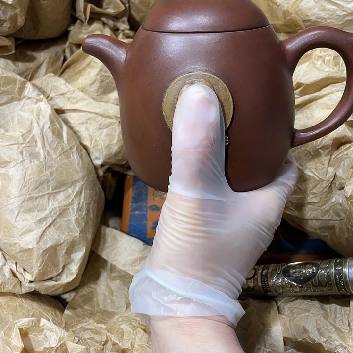 茶壶紫砂原矿泥料，手工制作的一把紫砂壶。